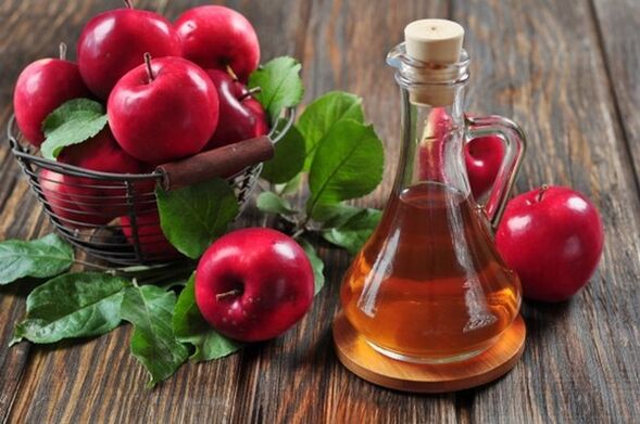 O vinagre de maçã alivia o inchaço e a dor nas pernas devido às veias varicosas