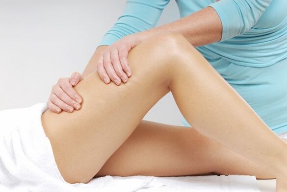 Realização de massagem para varizes das extremidades inferiores